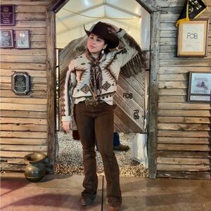 Meet your Posher, Cynthia